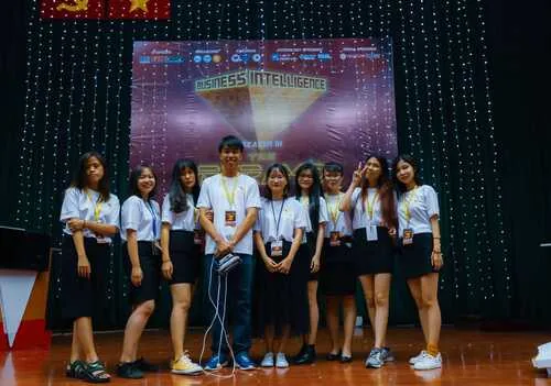 Ban tổ chức và thí sinh tại cuộc thi Trí tuệ kinh doanh mùa 3