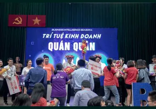Khoảnh khắc trao giải cuộc thi Trí tuệ kinh doanh mùa 4