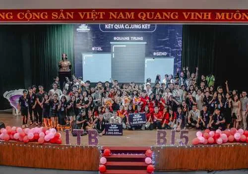Thí sinh và ban tổ chức tại chung kết Trí tuệ kinh doanh mùa 5
