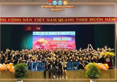 Ảnh tập thể chung kết Trí tuệ kinh doanh mùa 7